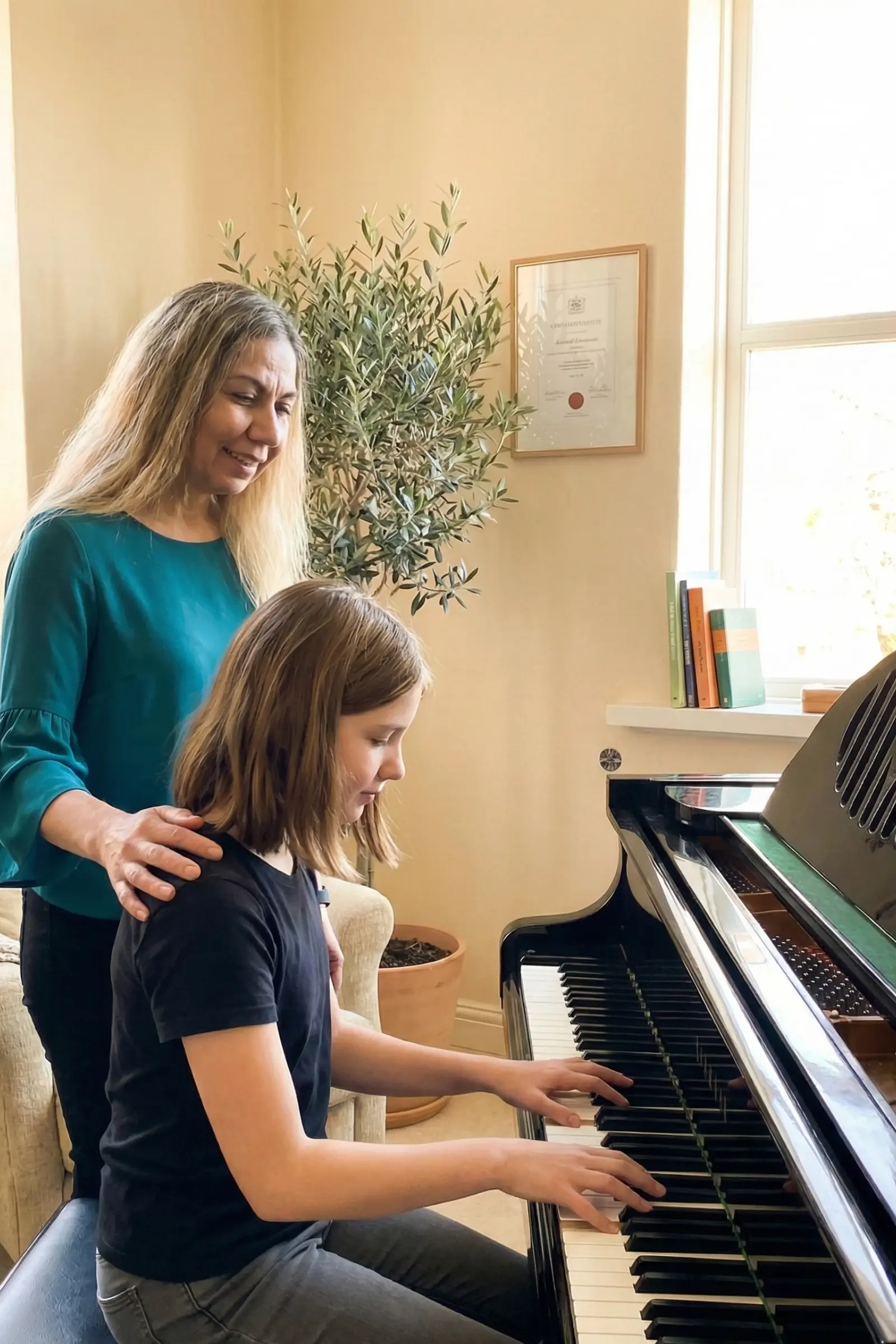 Lelia Hernández beim Klavierunterricht mit einer Schülerin